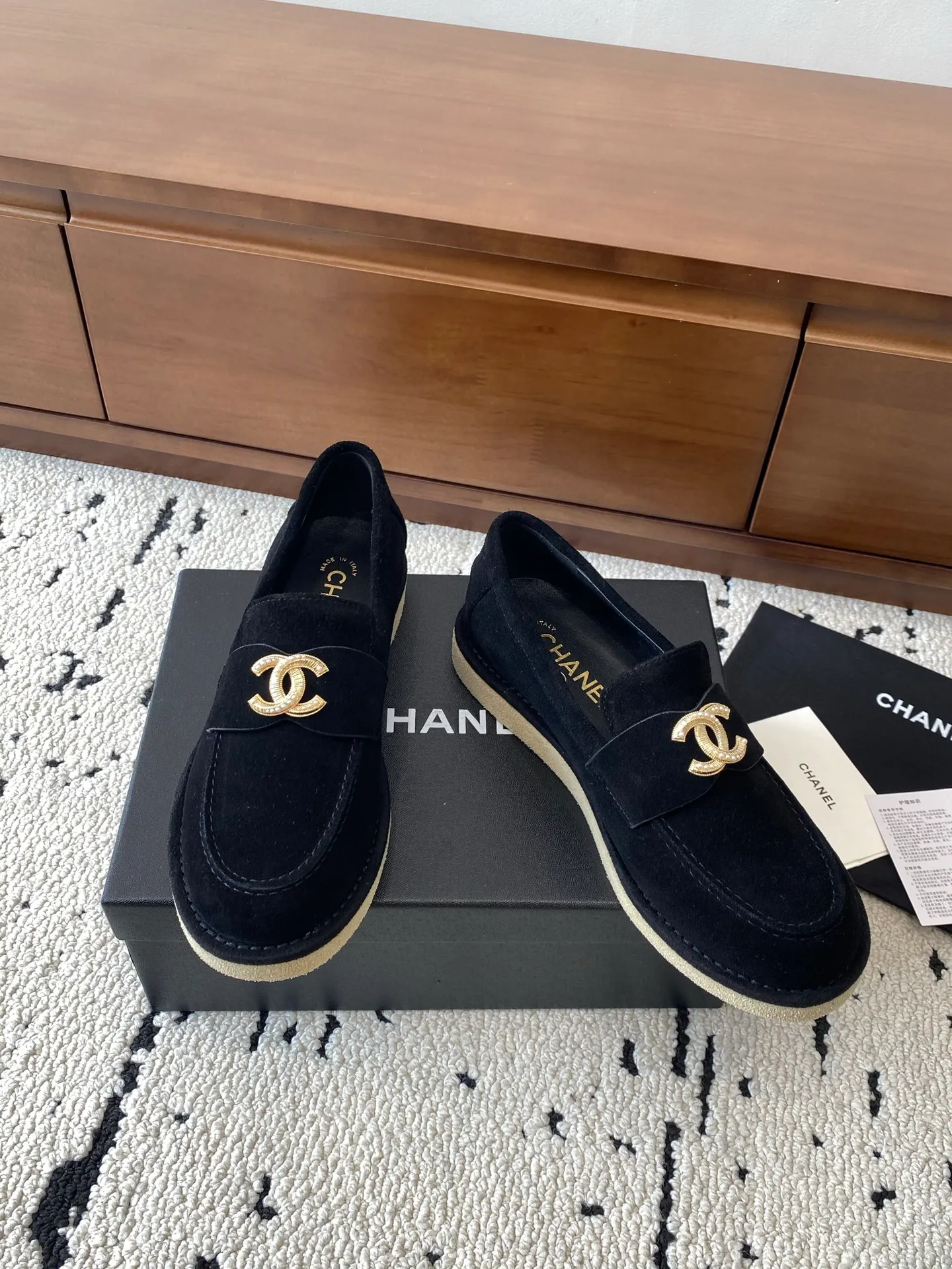 👟👟Ex-factory price 620👟👟Higher version 🍀2025 autumn and winter new Chanel Chanel entrance hardware buckle, Loaf lazy shoes, can be worn all year round. No matter when you wear it, it is very high-end and durable. Go shopping and attract attention on the street! Easily travel between commuting and leisure occasions, and become a carefree fashionable and elegant woman ~ Upper: cowhide/cow nubuck leather/open edge beads Inner: lambskin Sole: Italian raw rubber outsole leather strip Code number: 35-39 (40/41 customized, non-refundable and non-exchangeable 👉 Buy now👉 Buy now👉 Buy now👉